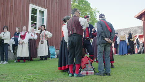 Personas-Vestidas-Con-Ropa-Tradicional-Sueca-Durante-Una-Celebración-De-Verano.