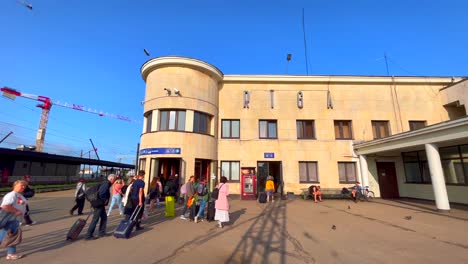 Gente-Que-Llega-A-La-Estación-Central-De-Riga-En-Una-Calurosa-Mañana-De-Verano-En-Letonia