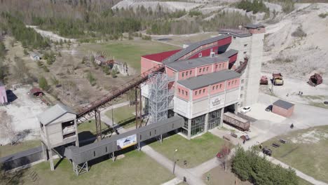 eesti-kaevandusmuusem-drone-pan-shot-from-left-to-right-revealing-big-man-made-mountain