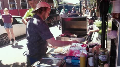 Straßenhändler-Bereitet-Hotdogs-Für-Kunden-Zu