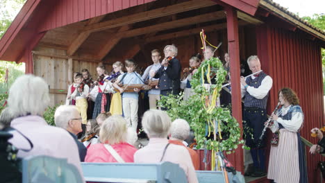 Mittsommerfest-In-Schweden-Mit-Geigenspielern