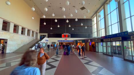 Menschen-Gehen-Durch-Die-Restaurierte-Zentrale-Halle-Am-Bahnhof-Riga