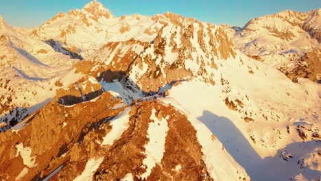 Atemberaubende-4K-Drohnenaufnahmen-Aus-Der-Luft-Vom-Berg