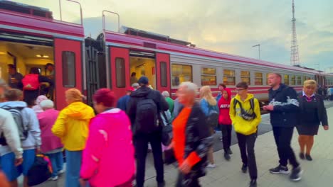 Pasajeros-Y-Conductor-Entrando-En-Un-Vagón-De-Tren-Temprano-En-La-Mañana-Viaje-En-Plataforma-Rodante