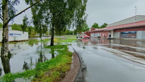 Starker-Regen-Führt-Zu-Überschwemmungen-Auf-Einem-Parkplatz-In-Molndal