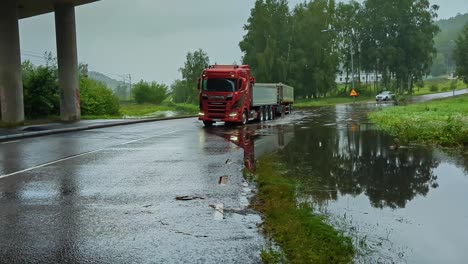 Las-Fuertes-Lluvias-Provocan-Inundaciones-En-El-Tráfico-En-Mölndal