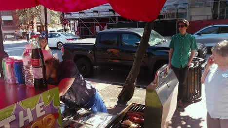 Vendedor-De-Hot-Dog-Hablando-Con-Un-Cliente-Mayor-En-Portland,-Maine