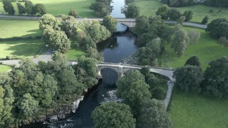 Eine-Luftaufnahme-Der-Teufelsbrücke-In-Kirkby-Lonsdale-An-Einem-Sommerabend,-Yorkshire,-England,-Vereinigtes-Königreich