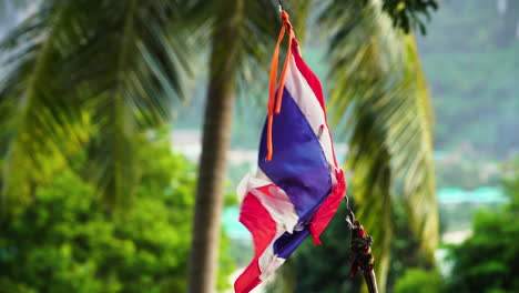 Nahaufnahme-Einer-Zerrissenen-Und-Zerstörten-Thailändischen-Flagge