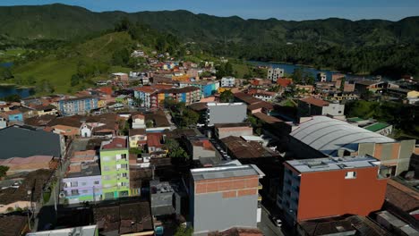 Sanfte-Drohnenaufnahme-über-Der-Wunderschönen-Stadt-Guatape-In-Kolumbien