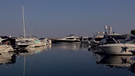Kleiner-Yachthafen-Bei-Sonnenuntergang-In-Istrien,-Kroatien