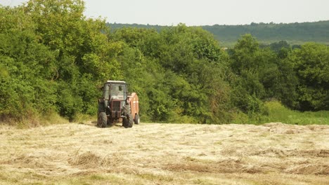 Maquinaria-Agrícola-Trabajando-En-El-Campo-De-Heno-Durante-La-Cosecha-De-Verano-En-Bulgaria.