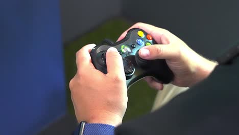 Die-Hand-Des-Spielers-Manövriert-Und-Spielt-Den-Xbox-Controller,-über-Den-Schulter-Handheld,-Nahaufnahme-Beim-Vorwärtsfahren