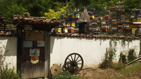 Disparo-Lento-A-La-Entrada-Amurallada-De-Una-Granja-De-Abejas-Tradicional-Búlgara