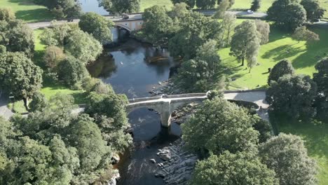 Eine-Luftaufnahme-Der-Teufelsbrücke-In-Kirkby-Lonsdale-An-Einem-Sommerabend,-Yorkshire,-England,-Vereinigtes-Königreich