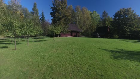 Ein-Historisches-Ländliches-Holzhäuschen-In-Einem-Europäischen-Freilichtmuseum-Während-Der-Sommersaison