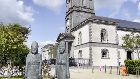 Viking-Triangle-Waterford-Schwenkt-An-Einem-Warmen-Sommertag-Zum-Turm-Der-Christ-Church-Cathedral