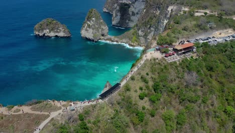 Sumérgete-En-Las-Impresionantes-Vistas-De-Las-Prístinas-Arenas-Blancas-Acariciadas-Por-Aguas-Turquesas,-Todo-Ello-Con-El-Espectacular-Telón-De-Fondo-De-Los-Escarpados-Acantilados.