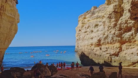 Gente-Haciendo-Kayak-En-Un-Hermoso-Día-De-Verano,-Explorando-El-Océano-Azul,-Benagil,-Portugal