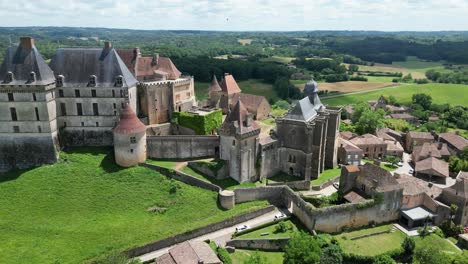 Drone-De-ángulo-Bajo,-Castillo-Aéreo-De-Biron-Chateau-Dordogne-Francia