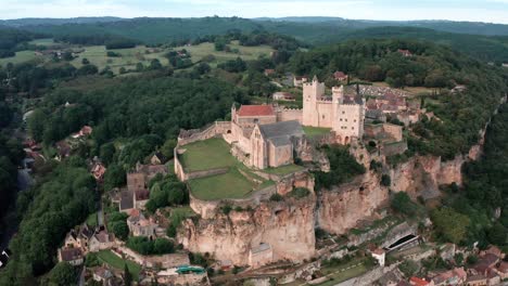 Panorama-Of-Castle,-Church,-And-Main-Buildings-Of-Beynac-Et-Cazenac