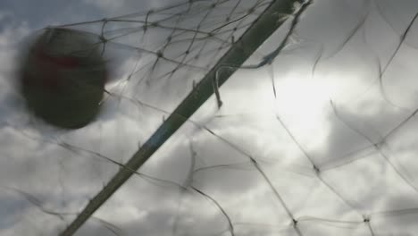 Primer-Plano-De-Un-Gol-Marcado-Cuando-El-Fútbol-Golpea-La-Red-En-El-Campo