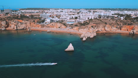 Felsige-Klippen-Und-Wunderschönes-Blaues-Meer-Im-Sommer-In-Praia-Dona-Ana-An-Der-Algarve-In-Portugal,-Drohnenaufnahme-Aus-Der-Luft