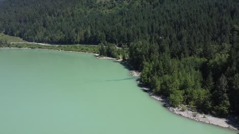 Üppige-Kiefern-Am-Seeufer-Des-Lillooet-Lake,-Squamish-Lillooet,-Britisch-Kolumbien,-Kanada