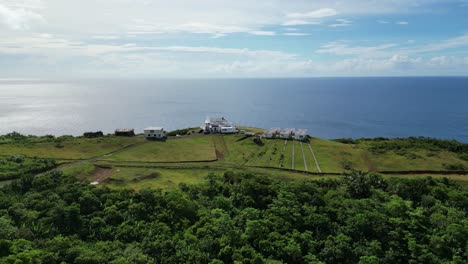 Luxuriöse-Weiße-Häuser-Mit-Wunderschönem-Meerblick-Auf-Den-Philippinen,-Luftaufnahme