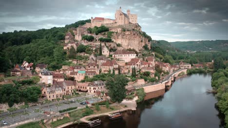 Luftaufnahme-Der-Burg-Beynac-Und-Des-Flusses-Dordogne,-Perigord,-Frankreich