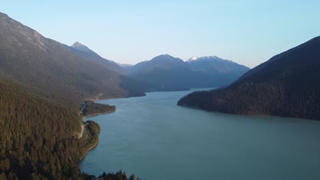 Lillooet-Lake,-Umgeben-Von-Einer-Bewaldeten-Bergkette-Am-Frühen-Morgen-In-British-Columbia,-Kanada