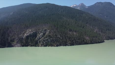 Crestas-Montañosas-Y-El-Tranquilo-Lago-De-Lillooet-En-Squamish,-Columbia-Británica,-Canadá