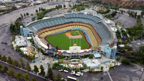 Vista-De-Pájaro-Con-Drones-Disparado-En-Un-Gran-Estadio-Deportivo-Al-Aire-Libre-Y-Campo-De-Béisbol