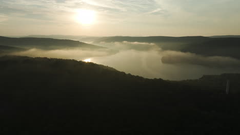 Dramatischer-Sonnenaufgang-über-Dem-Lake-Fort-Smith-State-Park-In-Arkansas,-USA