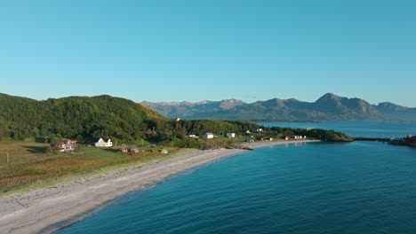 Casas-Y-Alojamiento-Frente-Al-Mar-En-Bovaer,-Isla-Senja,-Noruega.