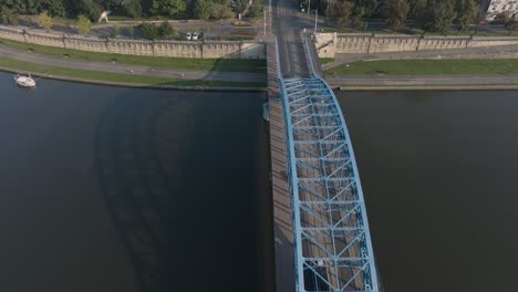 Toma-Aérea-De-Drones-Del-Histórico-Barrio-Del-Gueto-Judío-De-Podgorze-En-Cracovia,-Polonia,-Con-El-Río-Vístula-Al-Amanecer.