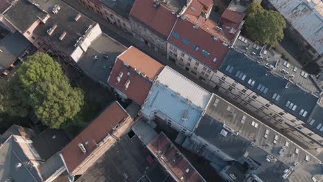 Luftdrohnenaufnahme-Des-Historischen-Jüdischen-Ghettoviertels-Podgorze-In-Krakau,-Polen,-Mit-Der-Weichsel-Bei-Sonnenaufgang