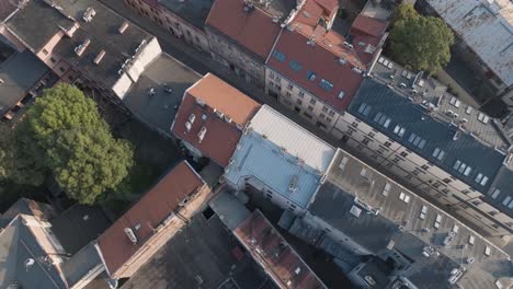 Toma-Aérea-De-Drones-Del-Histórico-Barrio-Del-Gueto-Judío-De-Podgorze-En-Cracovia,-Polonia,-Con-El-Río-Vístula-Al-Amanecer.