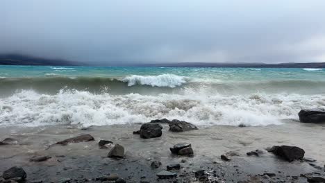 Stunning-strong-waves-crashing-ashore-at-Lake-Pukaki,-New-Zealand