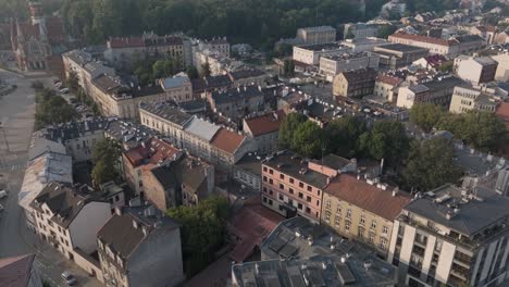Luftdrohnenaufnahme-Des-Historischen-Jüdischen-Ghettoviertels-Podgorze-In-Krakau,-Polen,-Mit-Der-Weichsel-Bei-Sonnenaufgang