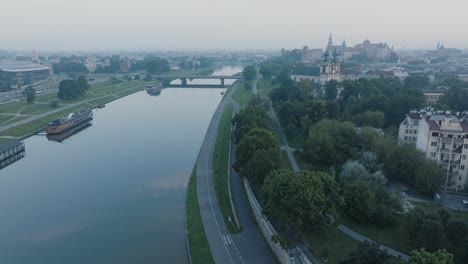 Luftdrohnenaufnahme-Krakau-Polen-Kazimierz-Wawel-Schloss-Bei-Sonnenaufgang