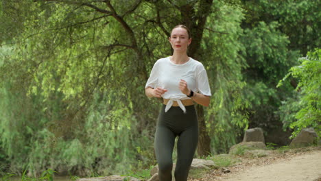 Hermosa-Joven-Caucásica-Corriendo-Por-La-Salud-Por-La-Mañana-En-Un-Parque-Público