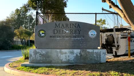 Señal-De-Entrada-A-Las-Instalaciones-De-Botadura-De-Barcos-De-Marina-Del-Rey-En-Los-Ángeles.