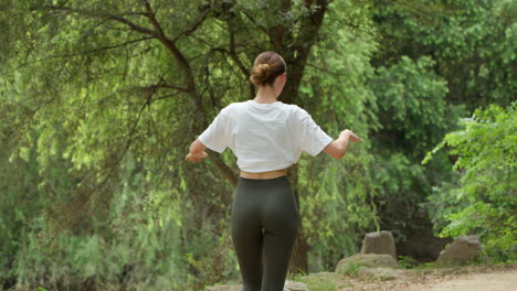 Vista-Trasera-De-Una-Mujer-Deportiva-Caminando-En-Un-Parque-Después-De-Los-Ejercicios-Matutinos---Cámara-Lenta