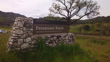 Primer-Plano-Estático-De-Cardán-De-La-Señal-De-Entrada-A-Las-Ruinas-Del-Rancho-Paramount-En-Agura-Hills,-California