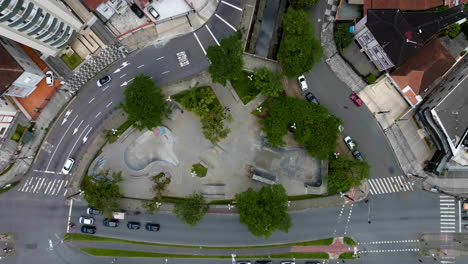 Luftaufnahme-über-Einem-Skatepark-Im-Sonnigen-Sao-Paulo,-Brasilien-–-Von-Oben-Nach-Unten,-Drohnenaufnahme