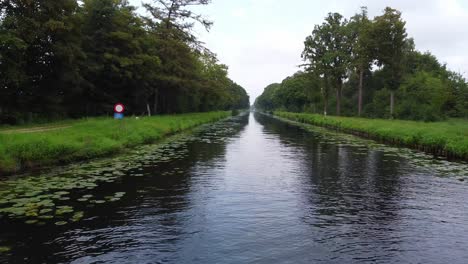 Luftaufnahme-Unter-Der-Brücke,-Wo-Menschen-Wassersport-Betreiben