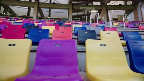 Bewegende-Aufnahme-Eines-Leeren-Profi-Fußballstadions,-In-Dem-Man-Die-Tribünen-In-Verschiedenen-Farben-Ohne-Publikum-Sehen-Kann