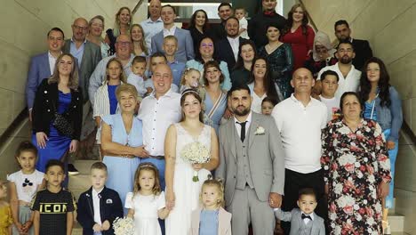 La-Novia-Y-El-Novio-Parados-Entre-Familiares-Y-Amigos-En-La-Ceremonia-De-Boda.