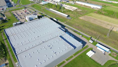 Vista-Aérea-Del-Centro-De-Distribución,-Fotografía-De-Drones-De-La-Zona-De-Logística-Industrial,-Nuevo-Centro-Logístico-Súper-Moderno-Lleno-De-Tecnología-Y-Robótica-Modernas,-Planta-De-Energía-Solar-En-El-Techo-Para-La-Producción-De-Energía-Verde